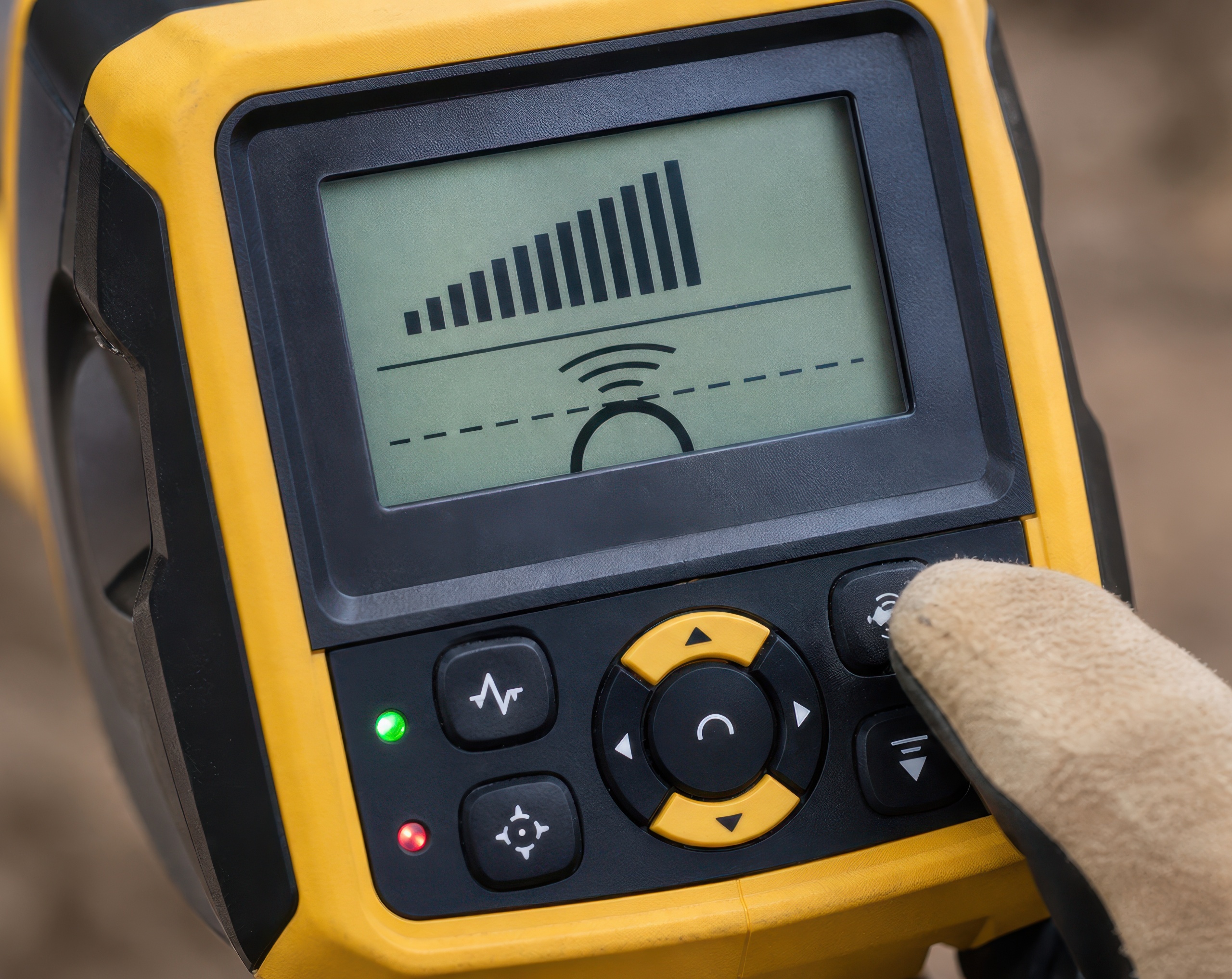 Private Electrical & Communication Lines Underground utility locator displaying a detected buried line